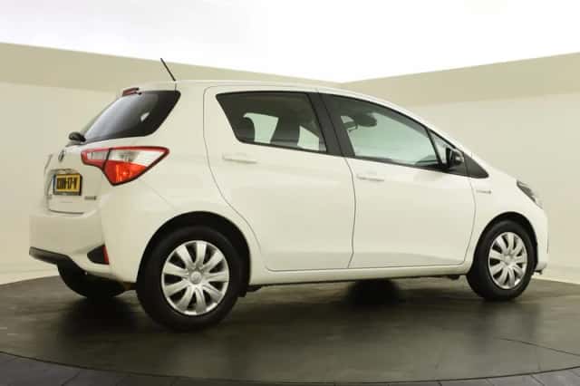 Toyota Yaris (2020) thumbnail 2