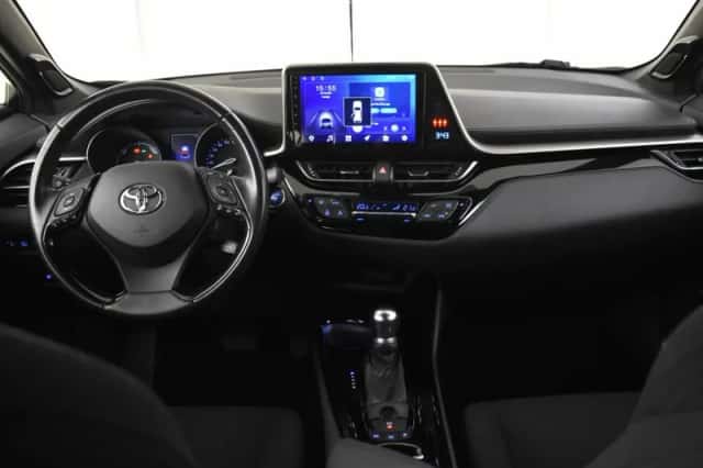 Toyota C-HR (2018) thumbnail 4