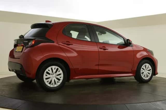 Toyota Yaris (2024) thumbnail 2