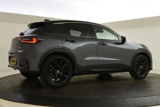 Lexus LBX (2024) thumbnail 2