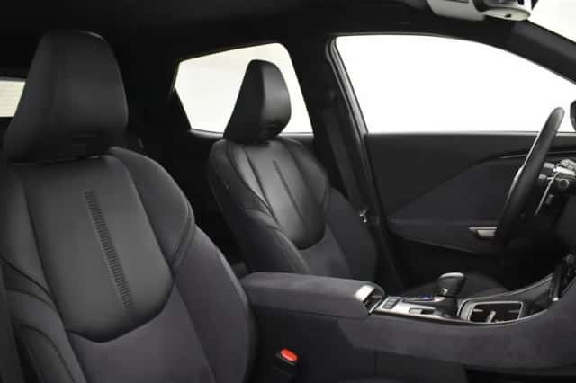 Lexus LBX (2024) thumbnail 3