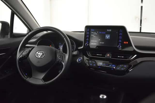 Toyota C-HR (2023) thumbnail 3