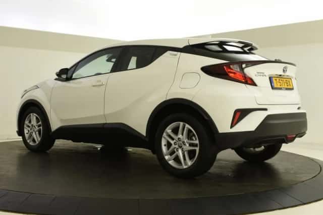 Toyota C-HR (2023) thumbnail 5