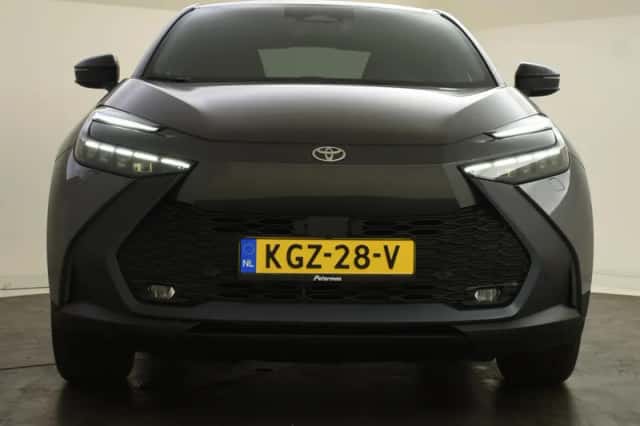 Toyota C-HR (2024) thumbnail 2
