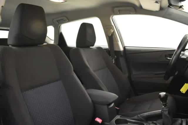 Toyota Auris (2014) thumbnail 3