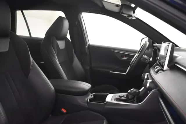 Toyota RAV4 (2022) thumbnail 3