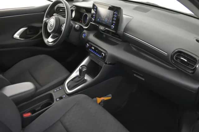 Toyota Yaris (2020) thumbnail 3