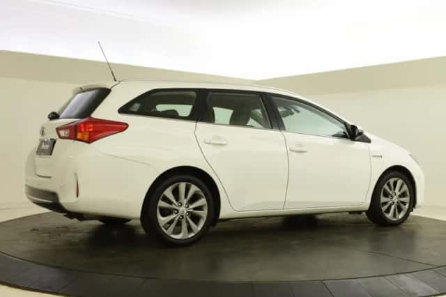 Toyota Auris (2015) thumbnail 2