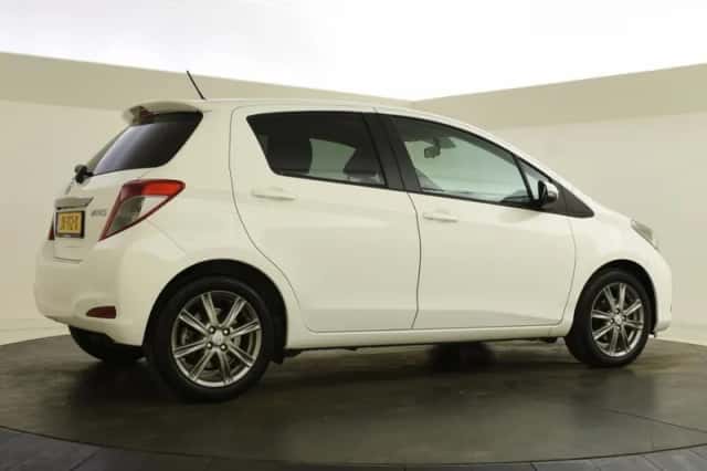 Toyota Yaris (2012) thumbnail 2