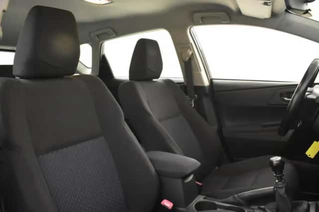Toyota Auris (2014) thumbnail 3