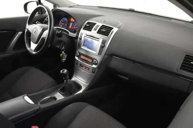 Toyota Avensis (2014) thumbnail 3