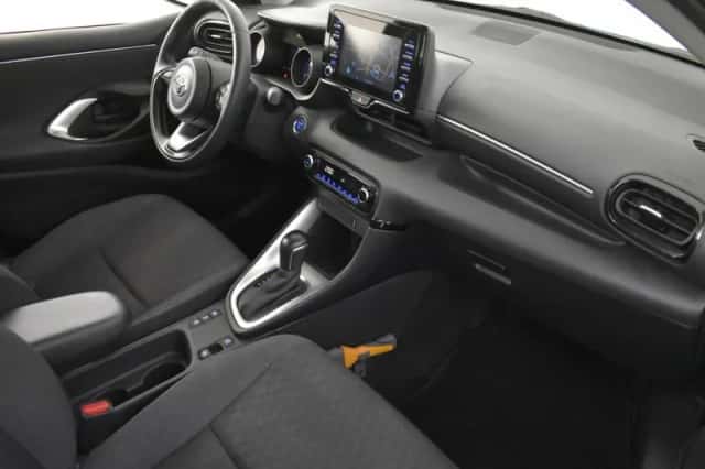 Toyota Yaris (2020) thumbnail 3