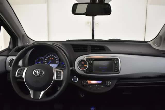 Toyota Yaris (2014) thumbnail 4