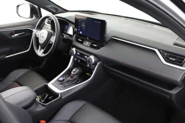 Toyota RAV4 (2023) thumbnail 3