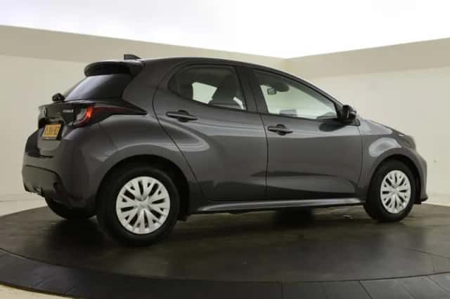 Toyota Yaris (2022) thumbnail 2