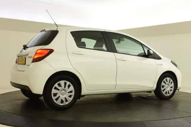 Toyota Yaris (2016) thumbnail 2
