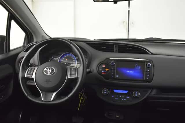 Toyota Yaris (2016) thumbnail 3