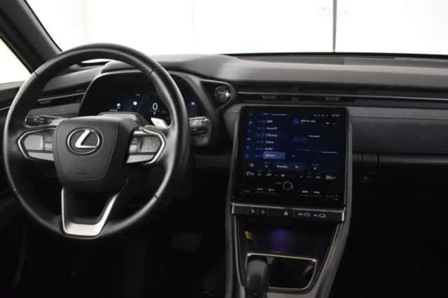 Lexus LBX (2024) thumbnail 4