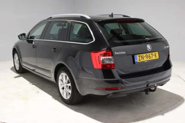 Škoda Octavia (2019) thumbnail 3