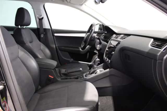 Škoda Octavia (2019) thumbnail 4