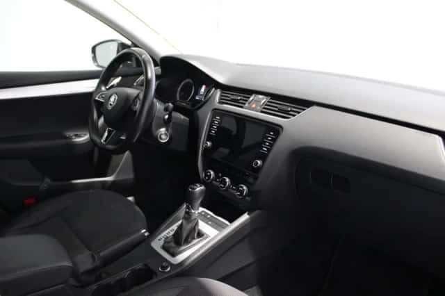 Škoda Octavia (2019) thumbnail 5