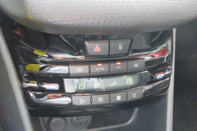 Peugeot 2008 (2018) thumbnail 4