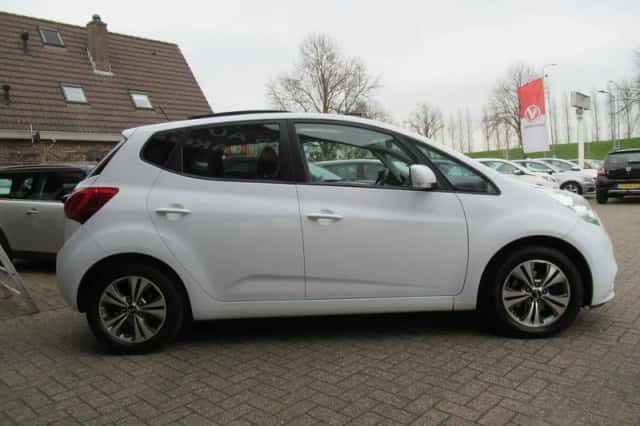 Kia Venga (2017) thumbnail 5