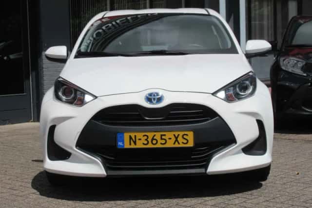 Toyota Yaris (2022) thumbnail 2