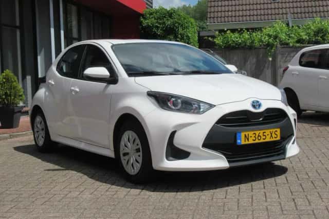 Toyota Yaris (2022) thumbnail 3