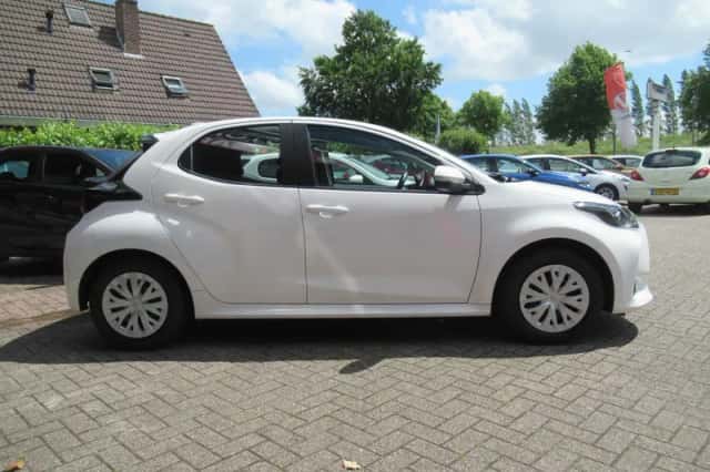 Toyota Yaris (2022) thumbnail 4