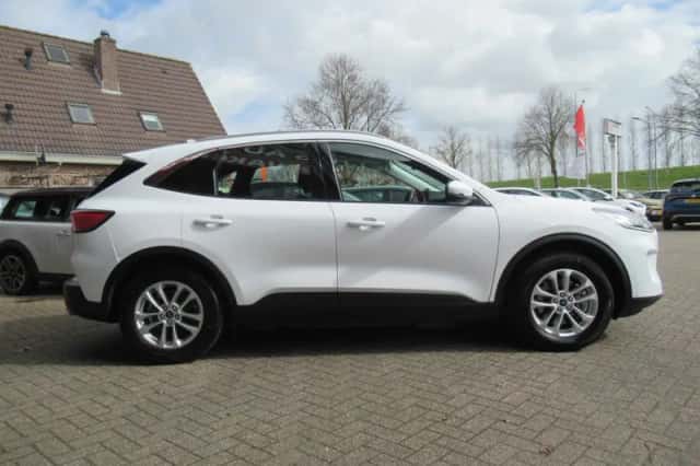Ford Kuga (2021) thumbnail 4