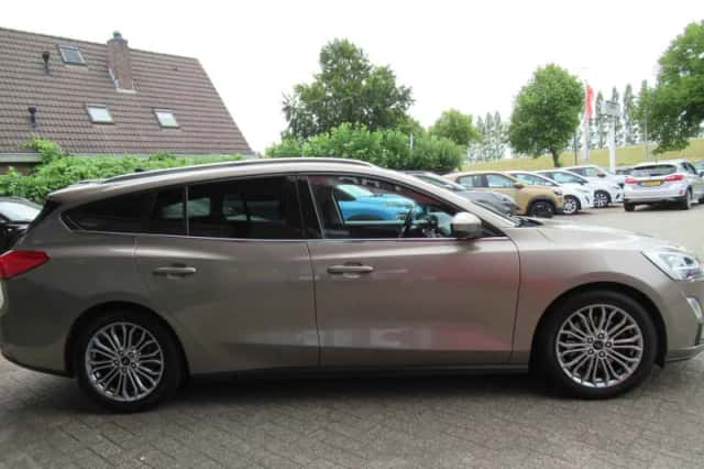 Ford Focus (2019) thumbnail 3