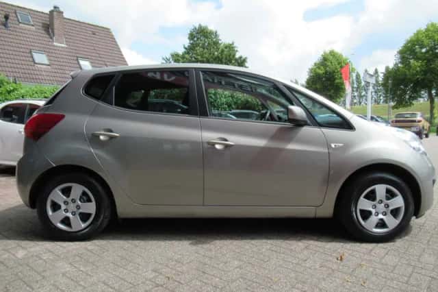 Kia Venga (2013) thumbnail 4