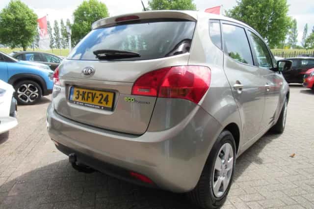 Kia Venga (2013) thumbnail 5