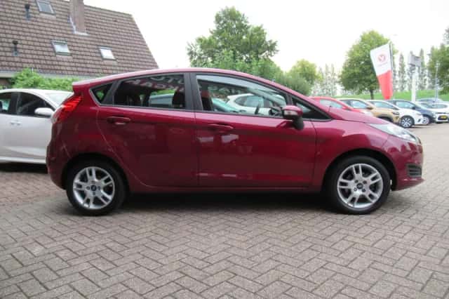Ford Fiesta (2015) thumbnail 4