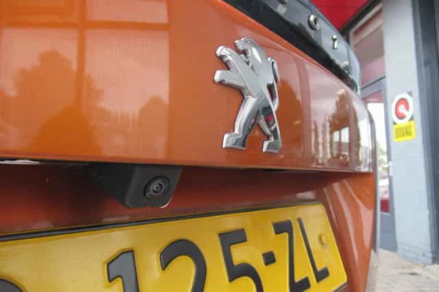 Peugeot e-2008 (2022) thumbnail 4