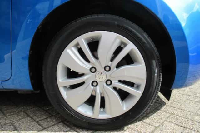 Suzuki Swift (2021) thumbnail 5