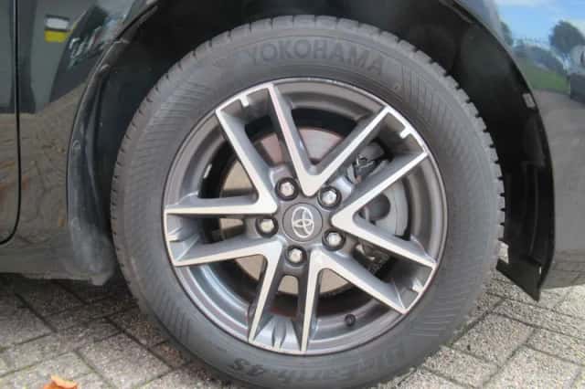 Toyota Auris (2014) thumbnail 5