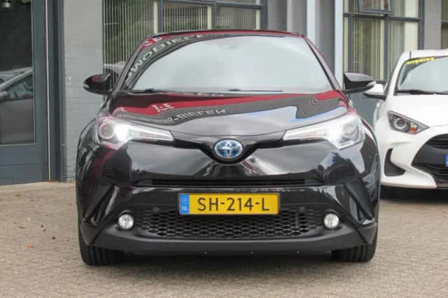 Toyota C-HR (2018) thumbnail 2