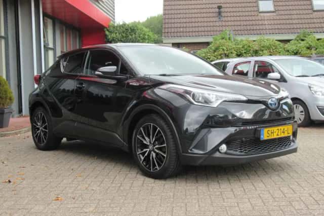 Toyota C-HR (2018) thumbnail 3