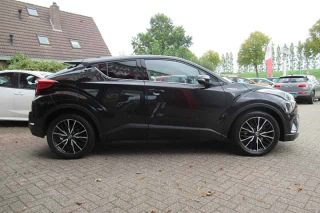 Toyota C-HR (2018) thumbnail 4
