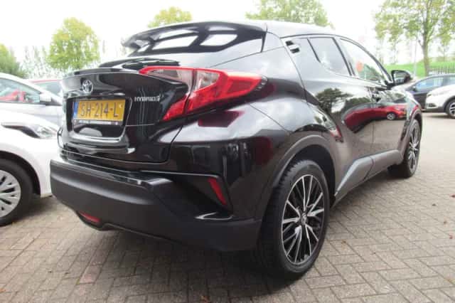Toyota C-HR (2018) thumbnail 6