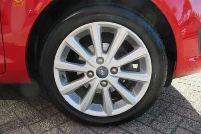 Ford Fiesta (2016) thumbnail 5