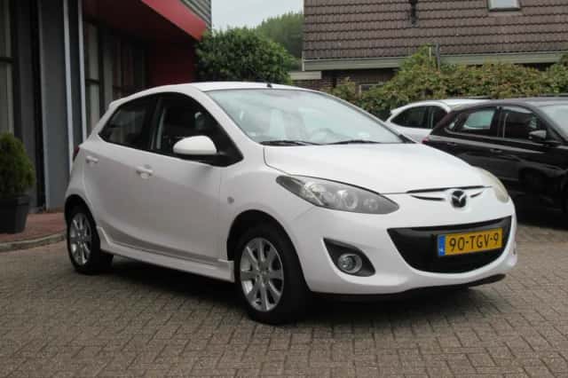 Mazda 2 (2012) thumbnail 2
