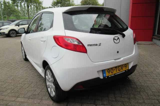 Mazda 2 (2012) thumbnail 3