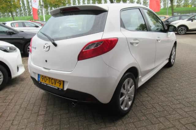 Mazda 2 (2012) thumbnail 5