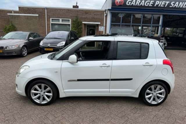 Suzuki Swift (2008) thumbnail 2