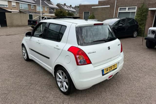 Suzuki Swift (2008) thumbnail 3