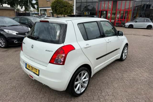 Suzuki Swift (2008) thumbnail 5