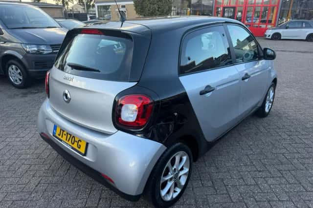 Smart Forfour (2016) thumbnail 2